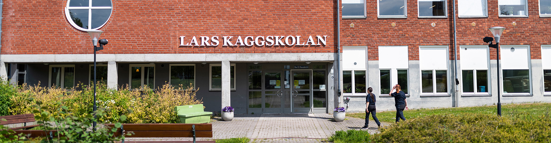 Exteriörbild på Lars Kaggskolans entré.